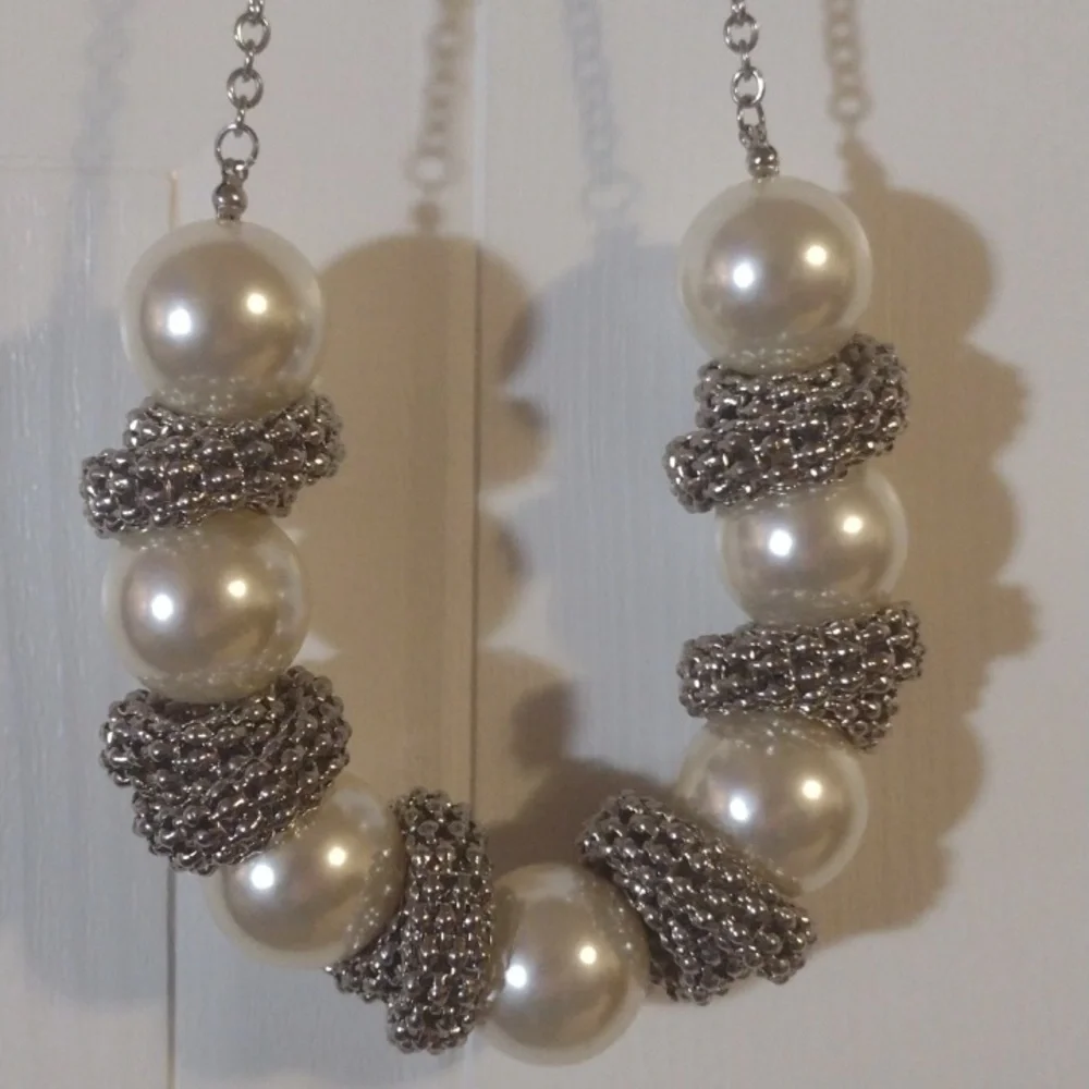 necklace with silver tone chain costume jewelry NWOT - Picture 2 of 3